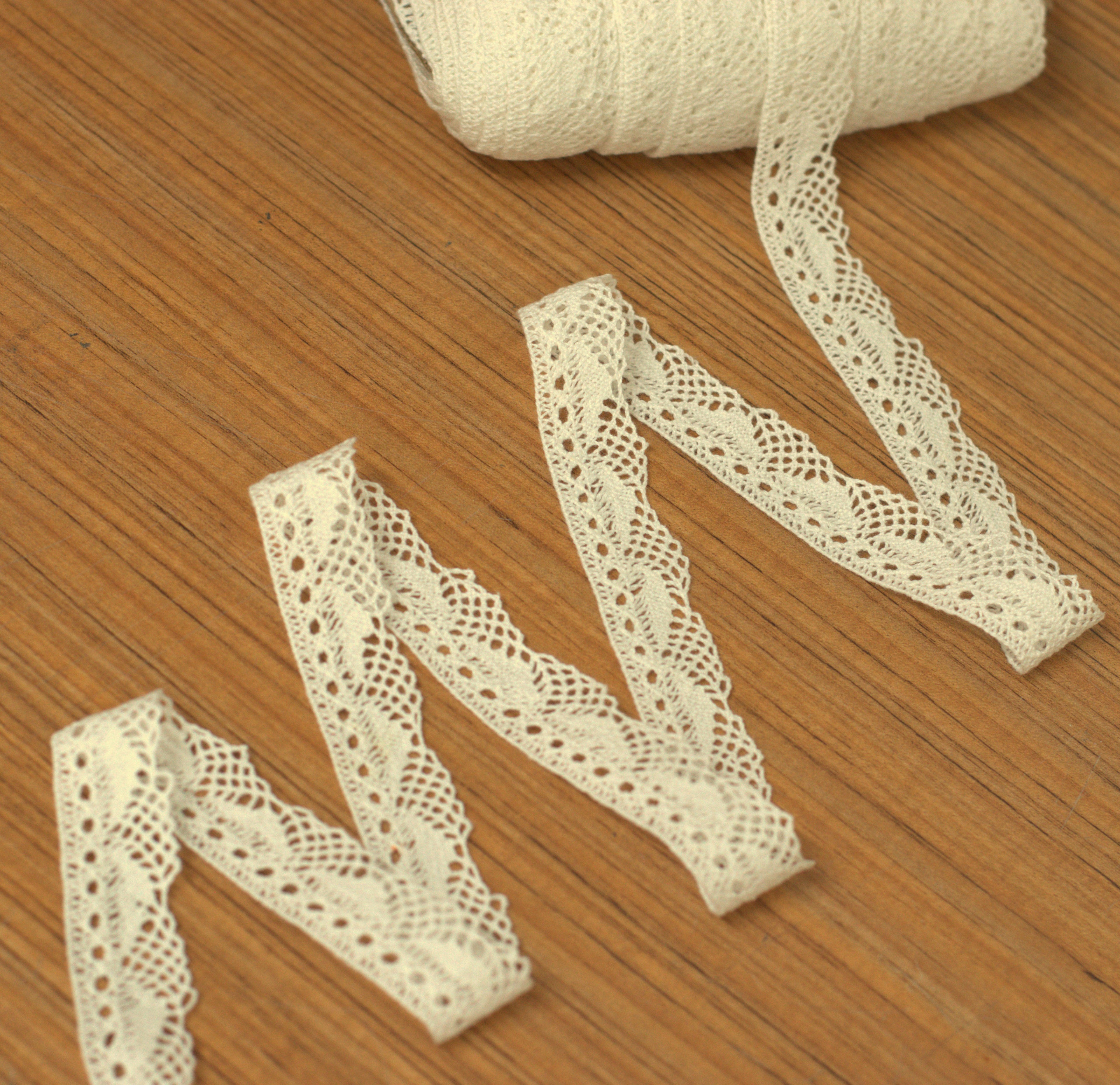White & Beige Cotton Lace Trim - 2.5 cm Width - 10m / 20m Roll
