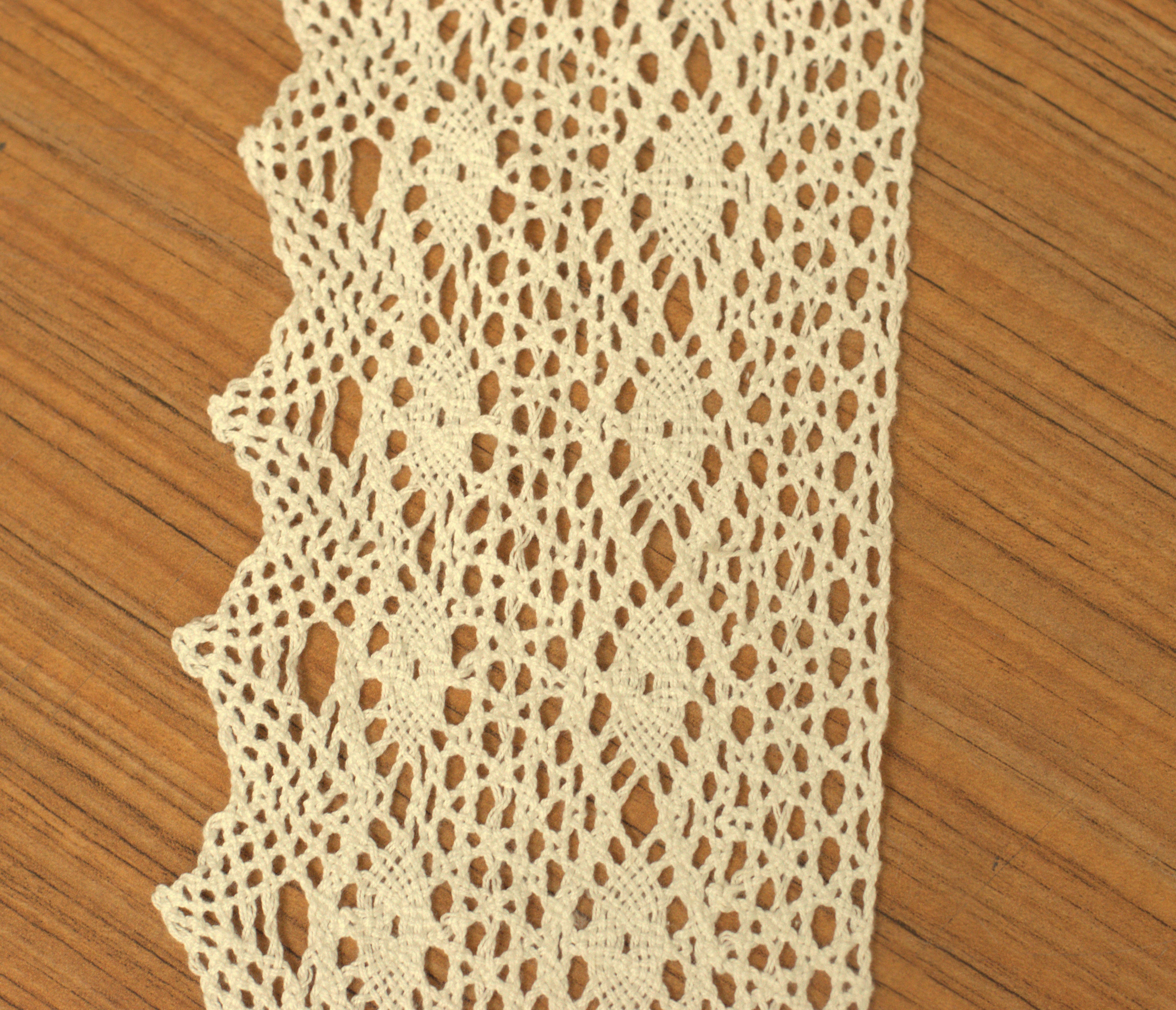 Vintage-Style Scalloped Crochet Lace Trim – 12cm Wide (10m/20m Roll)