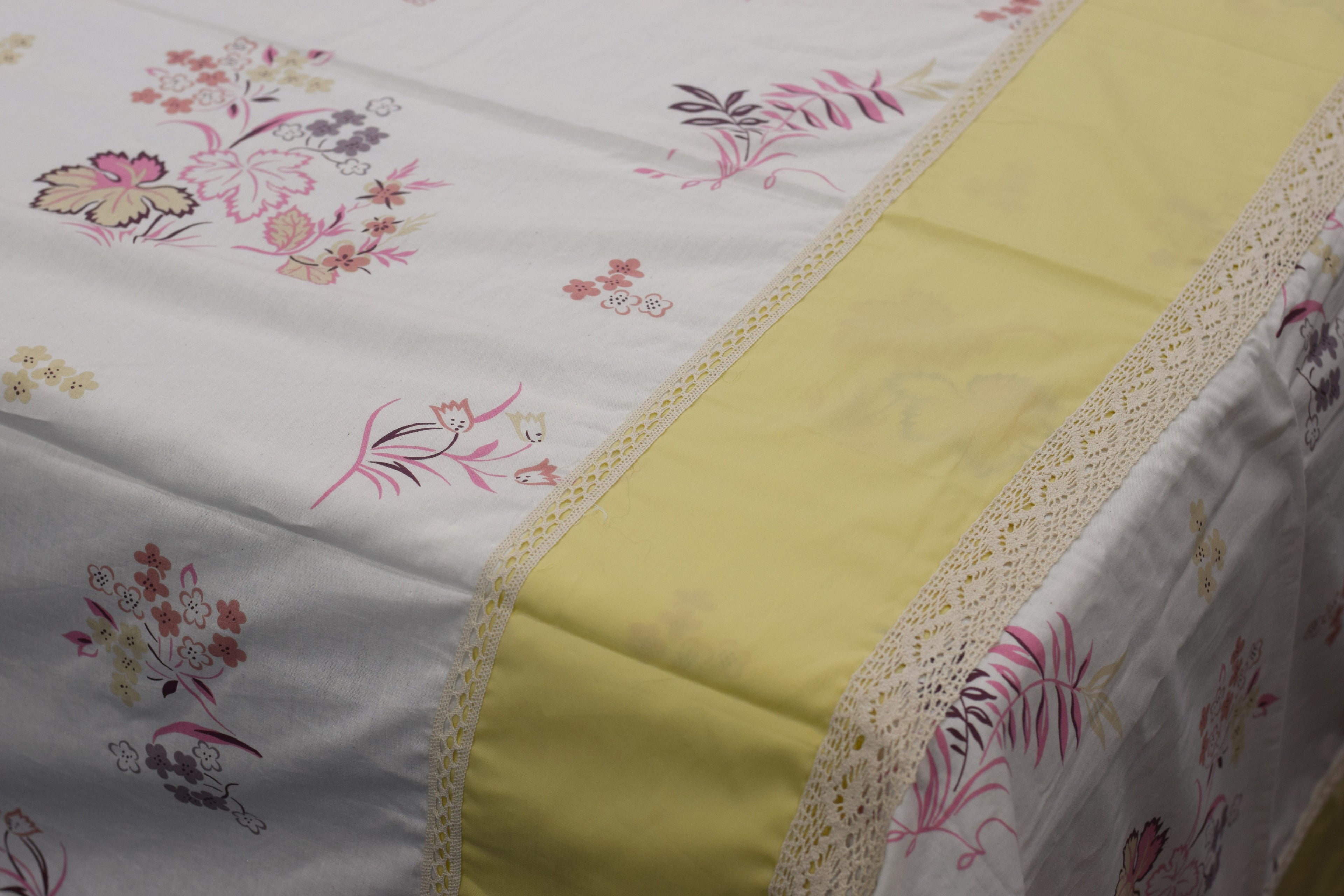 Elegant Floral King Size Bedspread with Pillow Covers (2.70 x 2.50 m) – Soft Cotton Blend in Yellow & White | Nushio