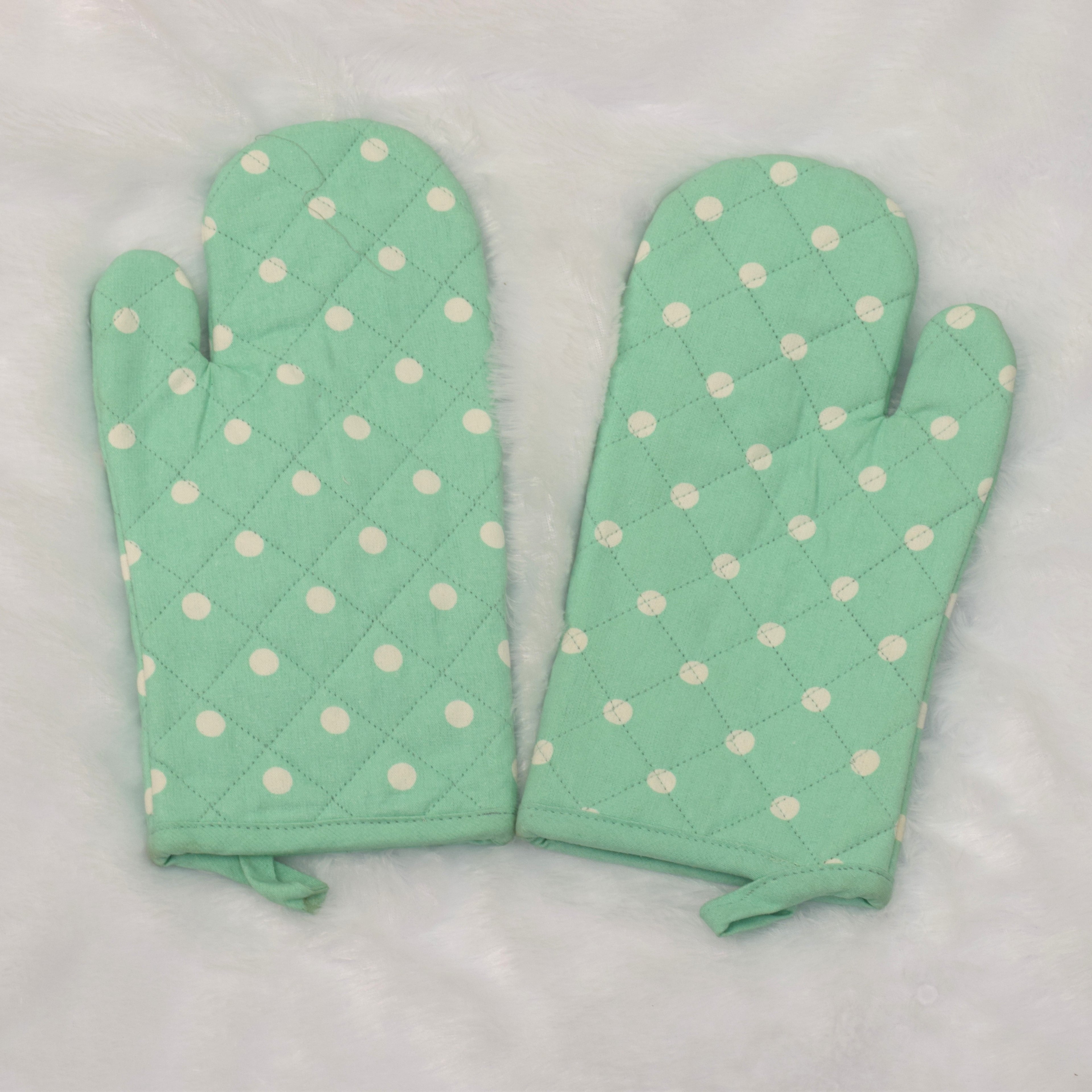 Polka Dot Quilted Cotton Oven Gloves – Heat Resistant Kitchen Mitts (Set of 2) - View 3 - Cotton - Nushio