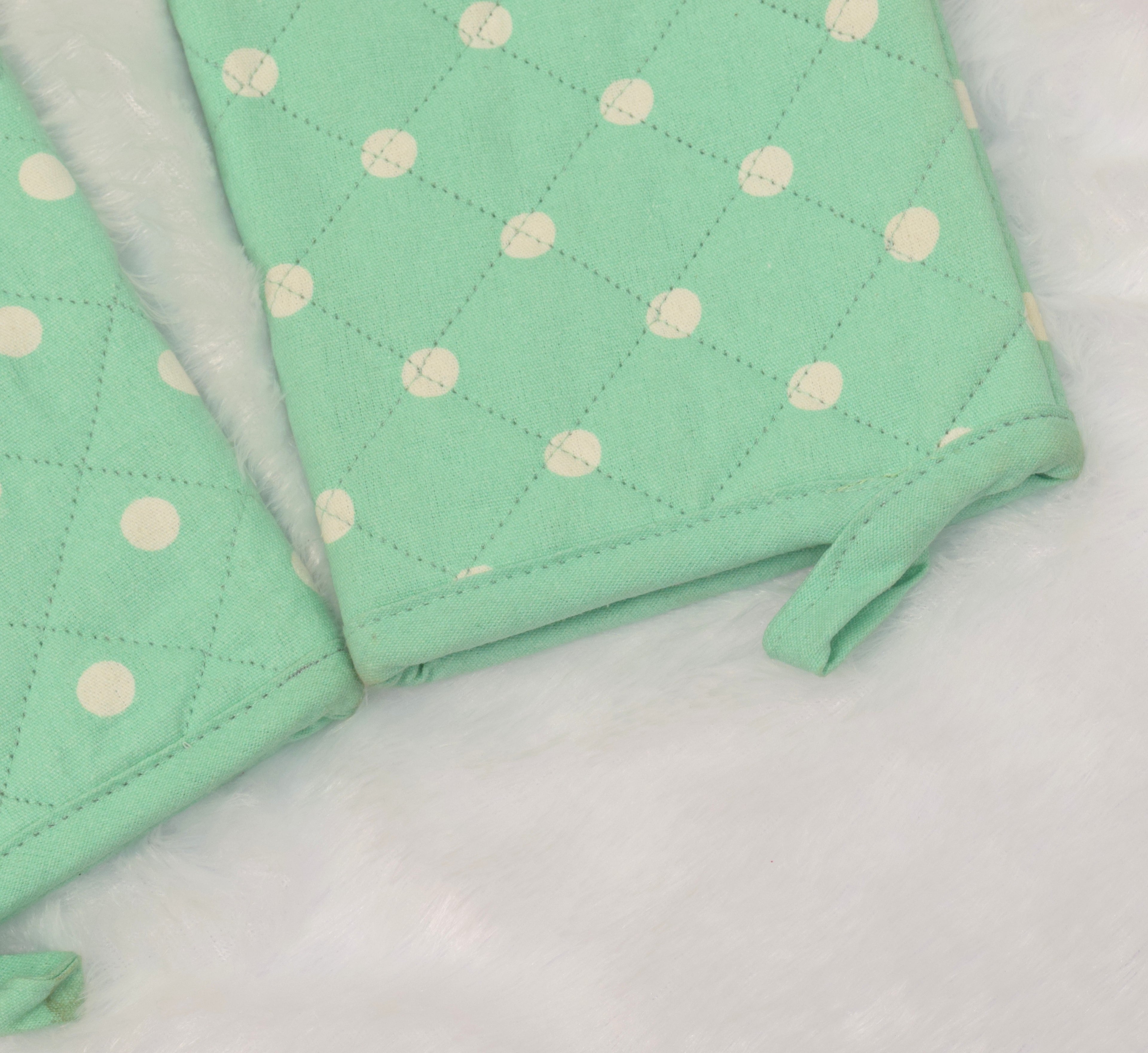 Polka Dot Quilted Cotton Oven Gloves – Heat Resistant Kitchen Mitts (Set of 2)