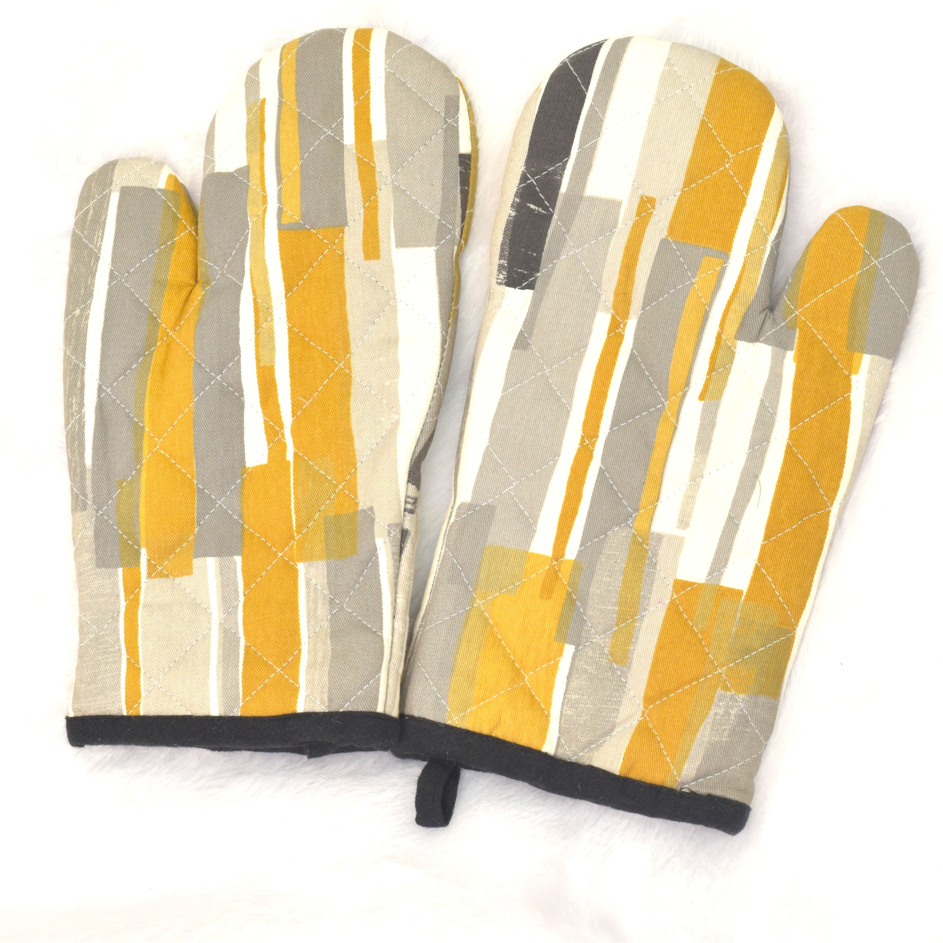 Modern Abstract Cotton Oven Gloves – Heat Resistant Kitchen Mitts (Set of 2) - View 2 - Cotton - Nushio