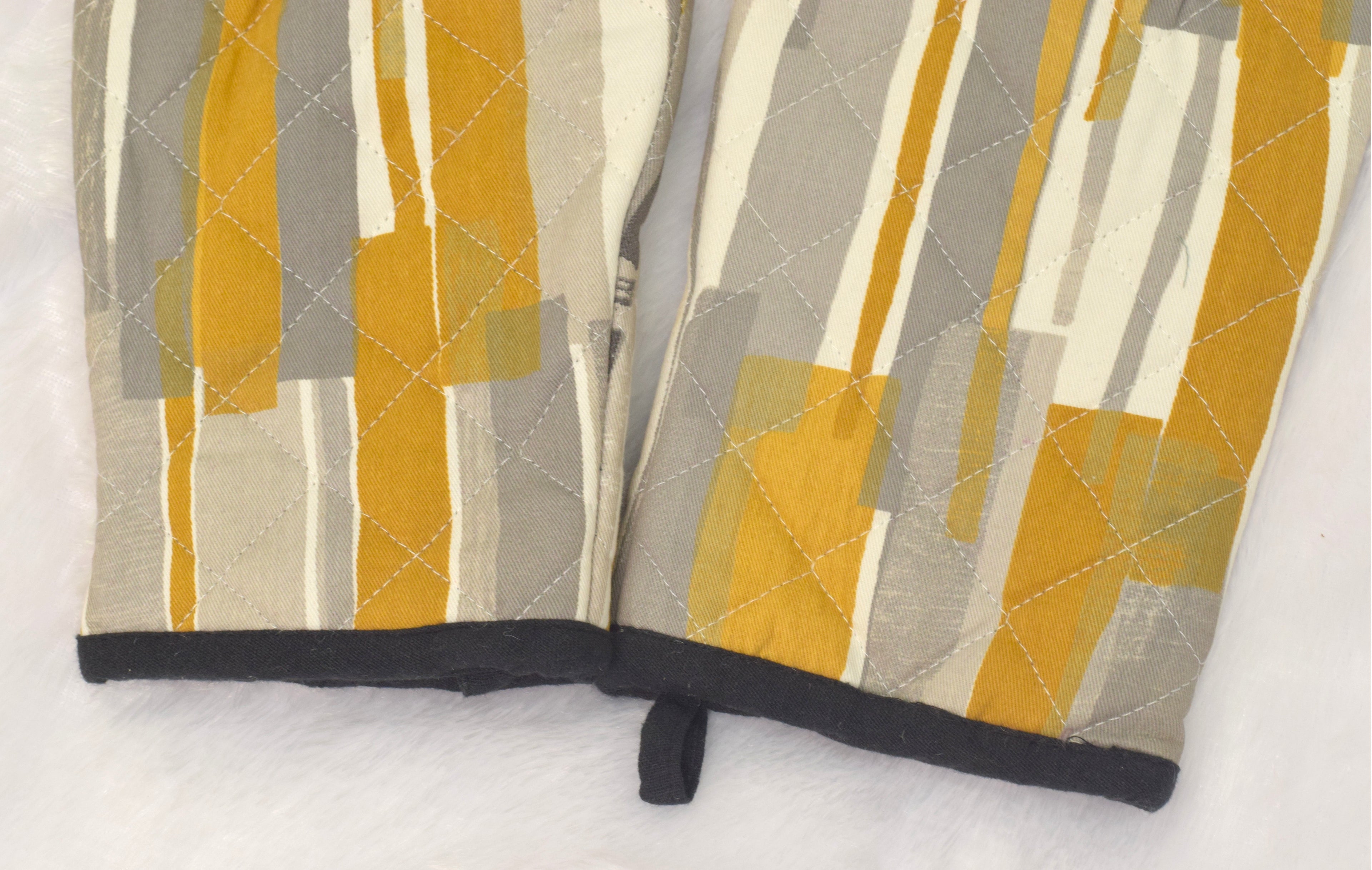 Modern Abstract Cotton Oven Gloves – Heat Resistant Kitchen Mitts (Set of 2) - View 3 - Cotton - Nushio