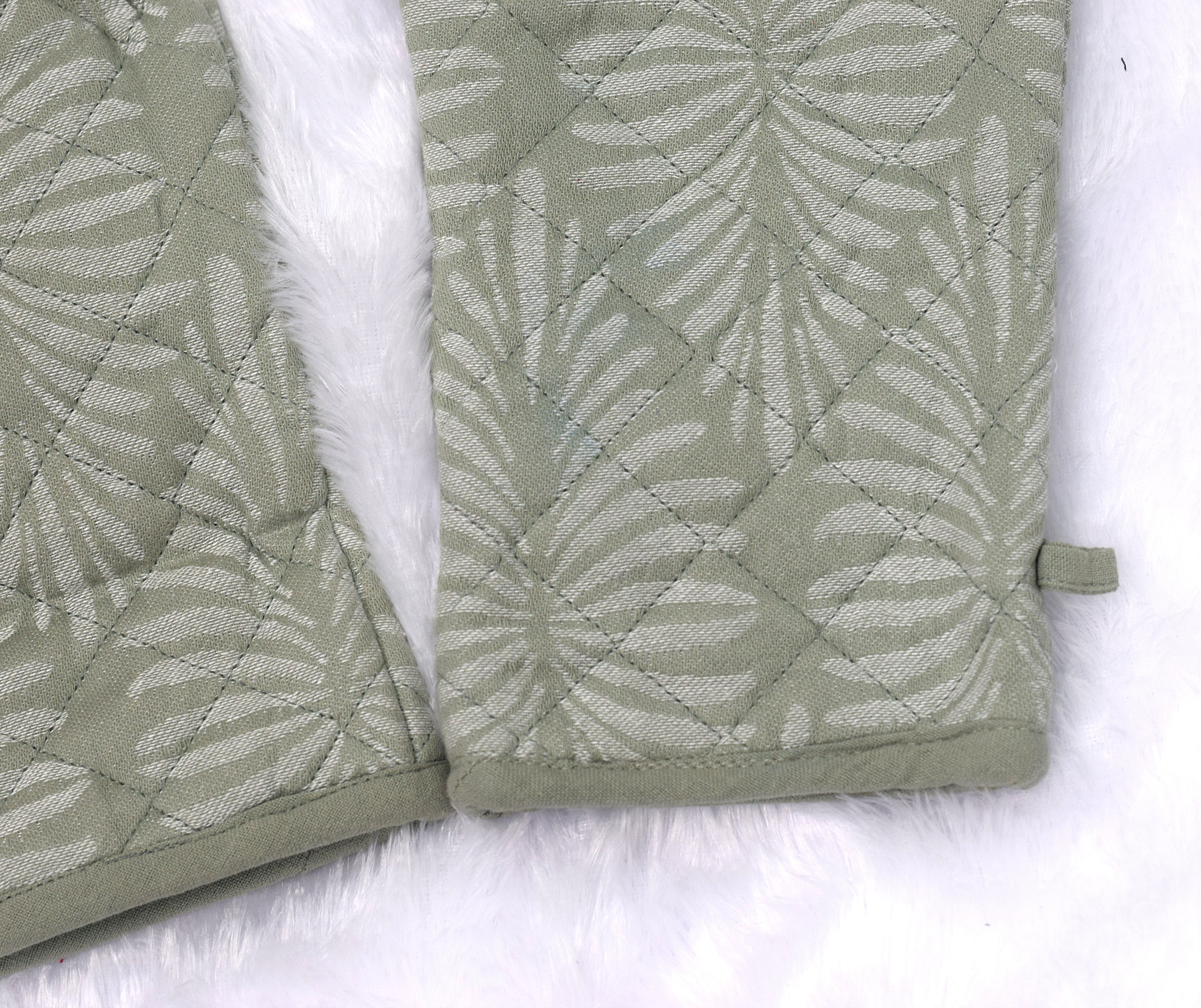 Sage Green Leaf Pattern Quilted Oven Gloves – Heat Resistant Kitchen Mitts (Set of 2)