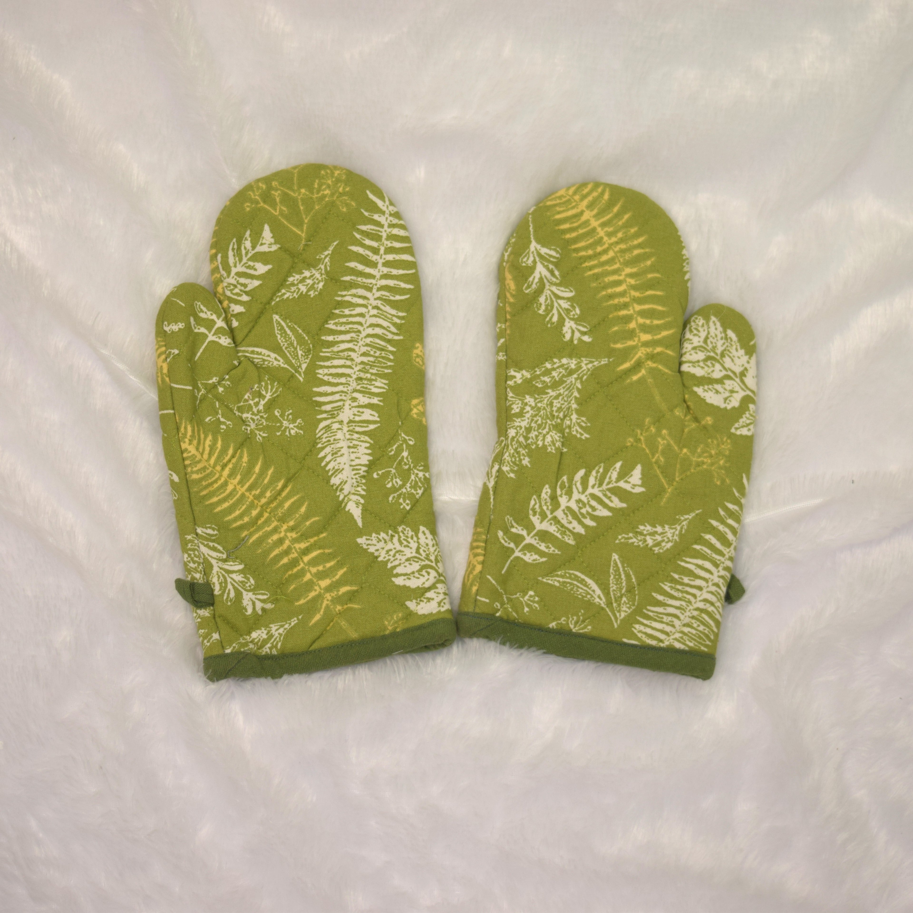 Green Leaf Print Cotton Oven Gloves - Set of 2 - View 2 - Cotton - Nushio