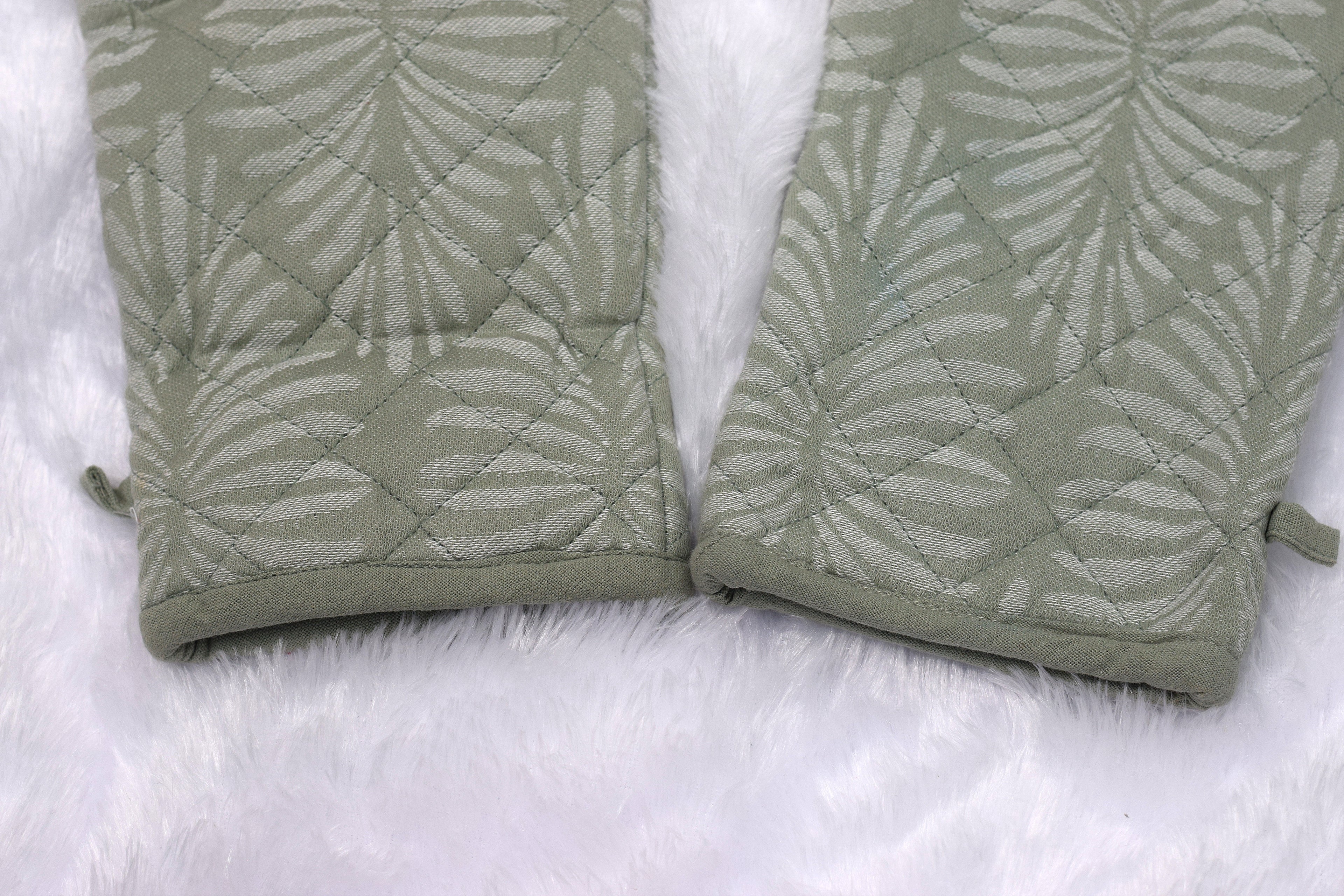 Sage Green Leaf Pattern Quilted Oven Gloves – Heat Resistant Kitchen Mitts (Set of 2)