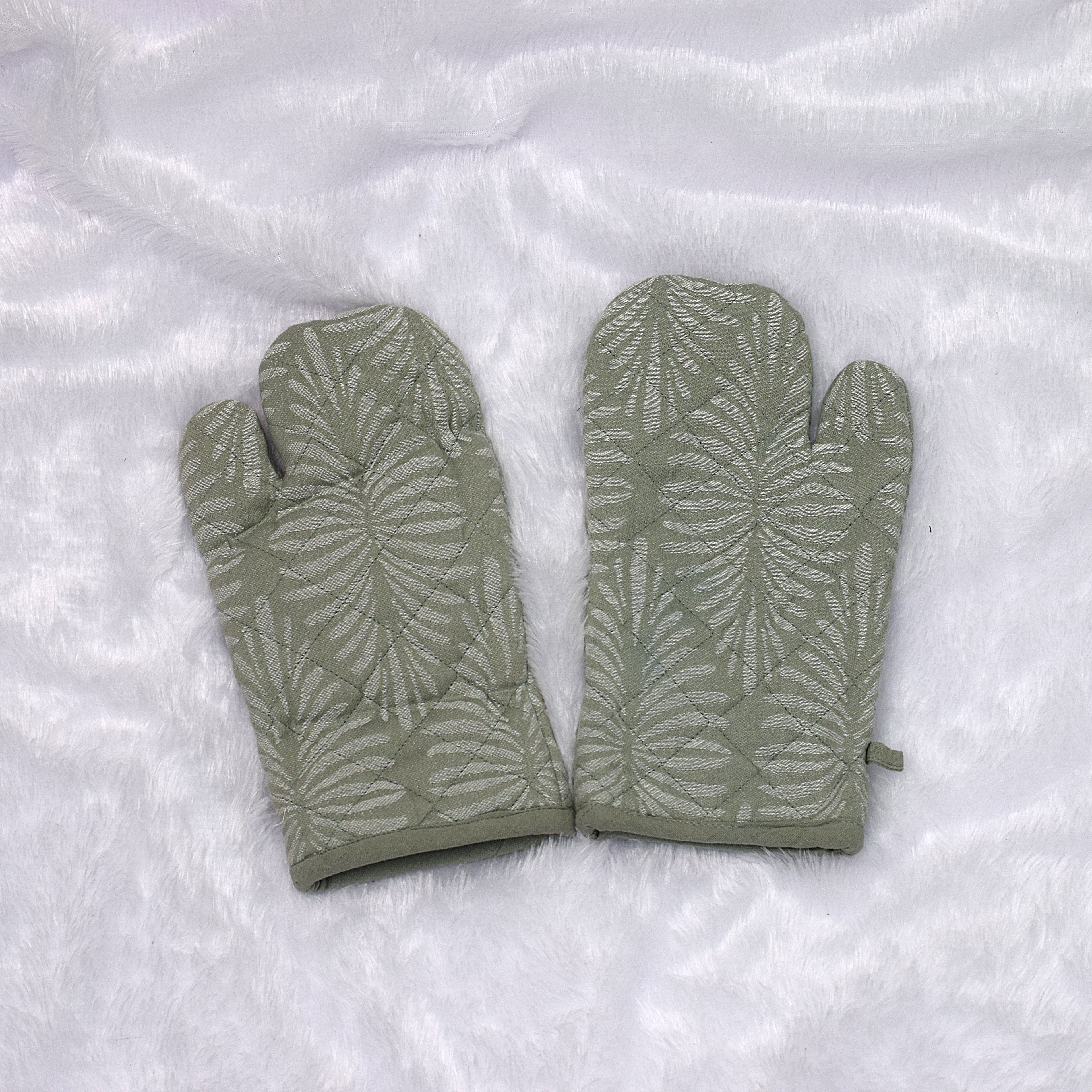 Sage Green Leaf Pattern Quilted Oven Gloves – Heat Resistant Kitchen Mitts (Set of 2)