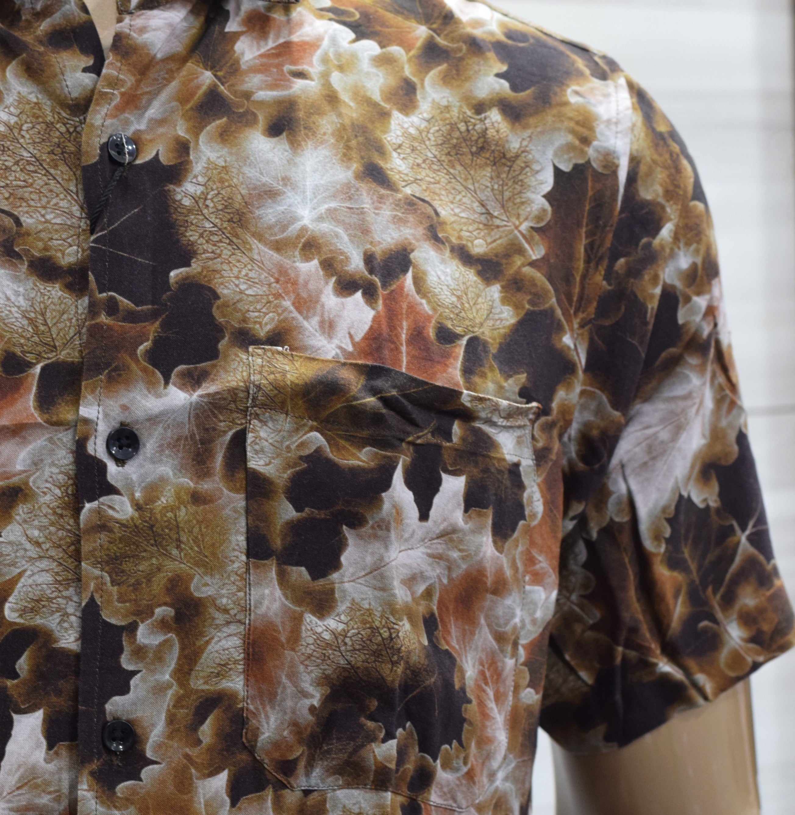 🧥 Men's Autumn Leaf Print Casual Shirt – Short Sleeve Slim Fit