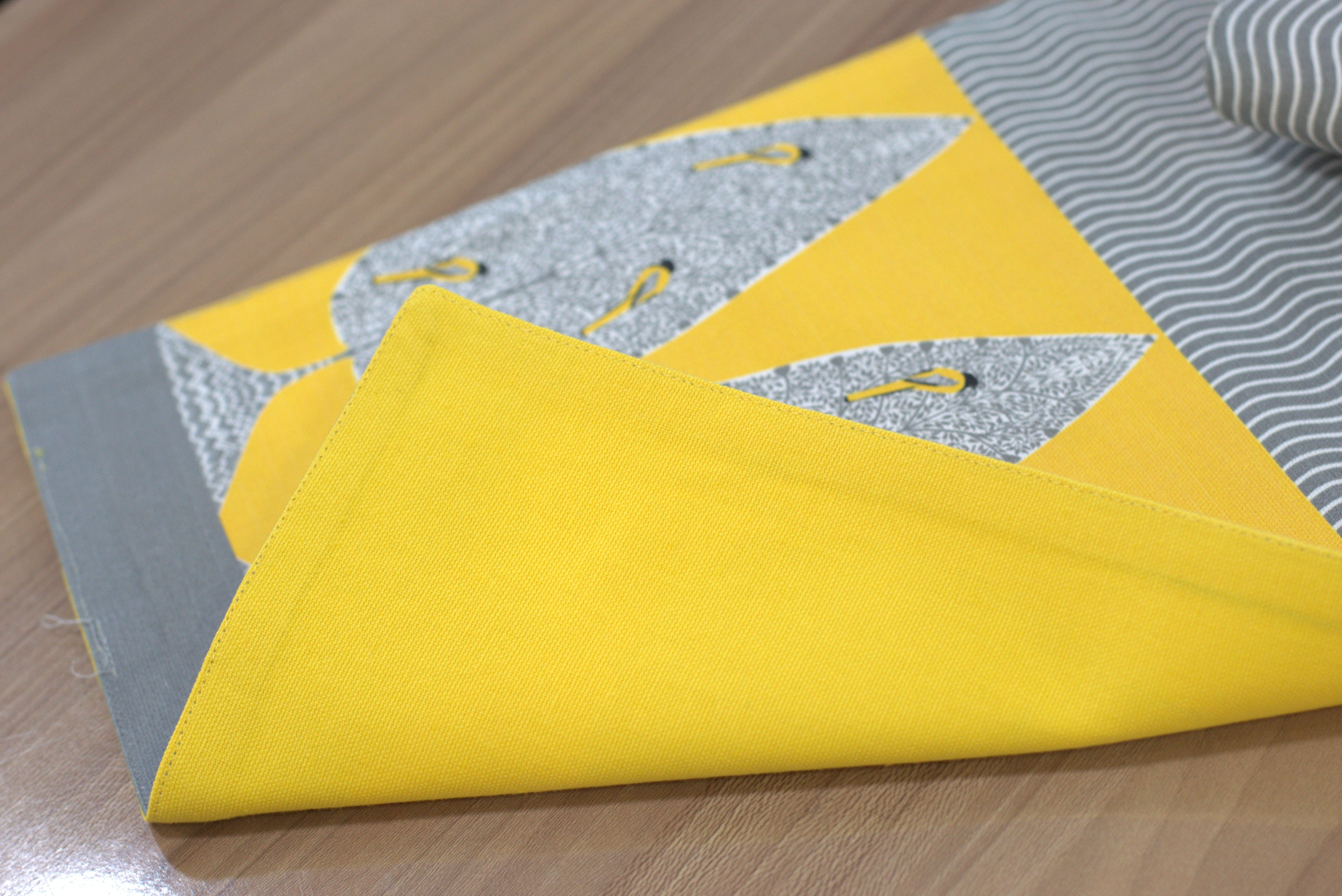 Modern Grey & Yellow Leaf Design Table Runner – 180 × 30 cm