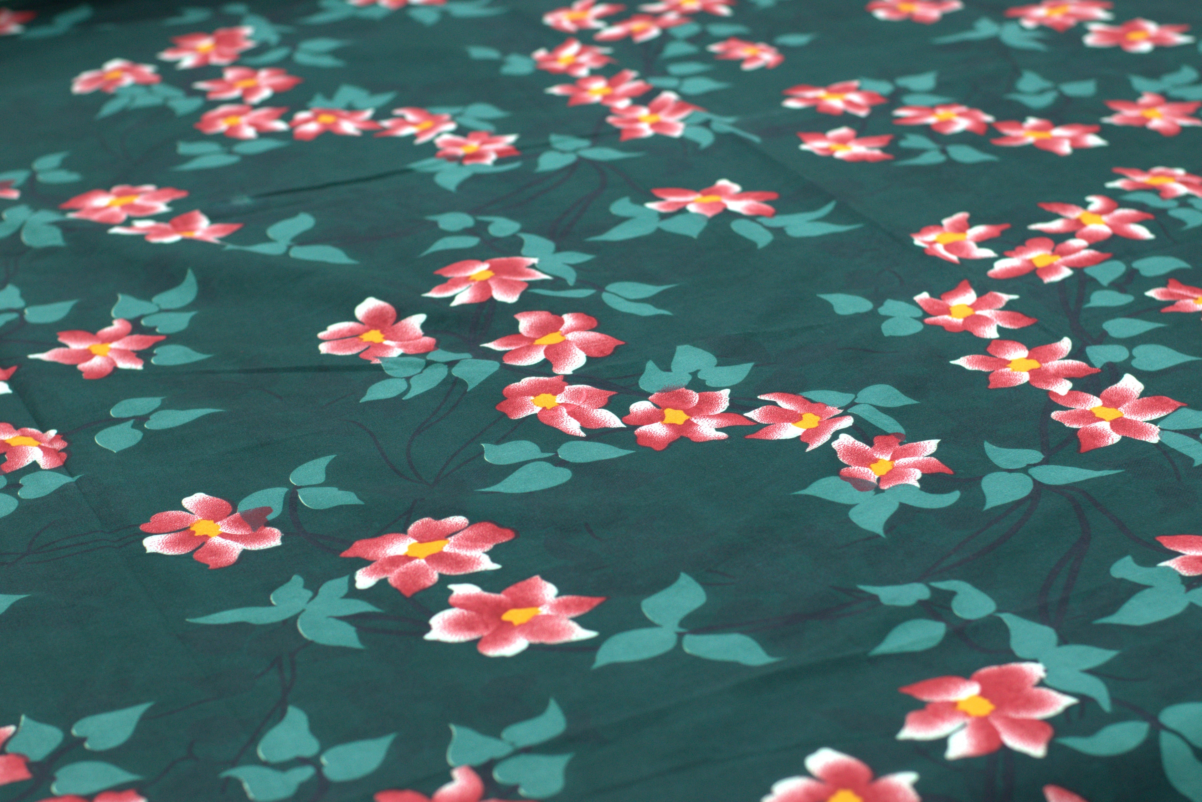 Soft Feel Floral Blend Bedsheet (225 x 250 cm) with Pillow Covers – Elegant Green Print