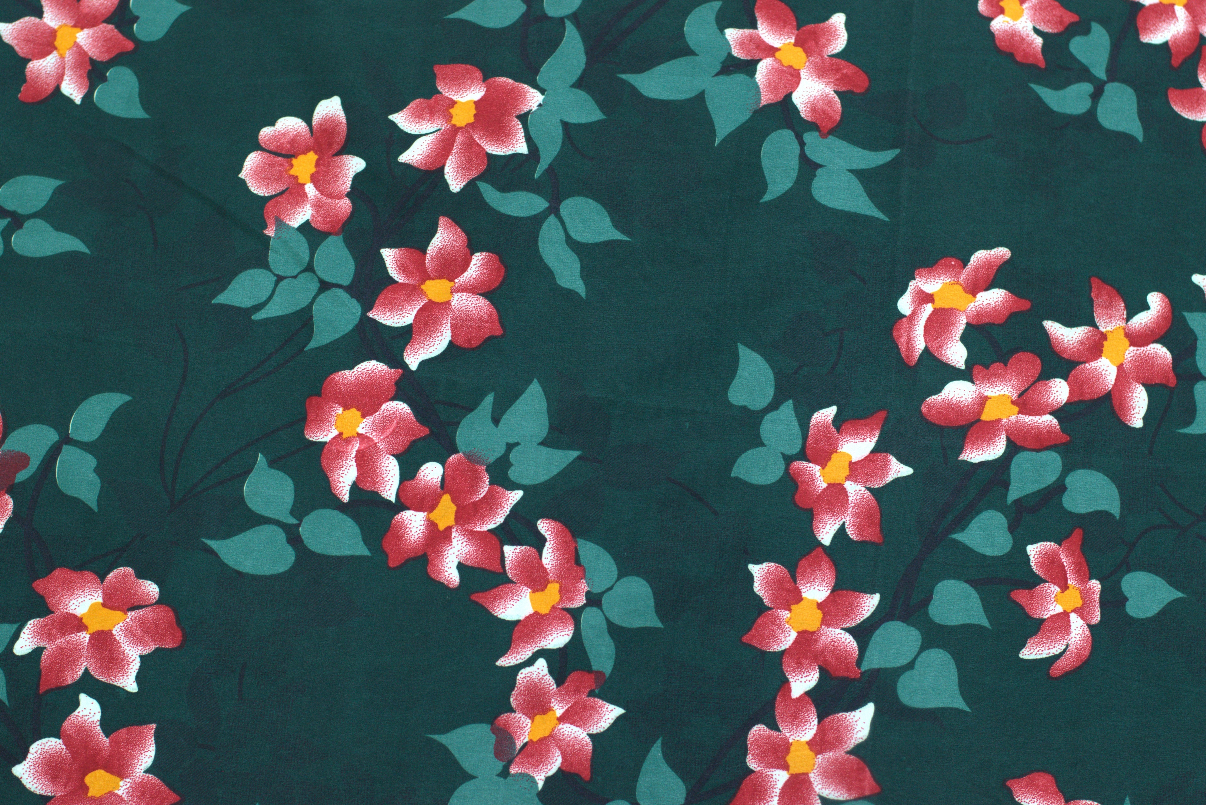 Soft Feel Floral Blend Bedsheet (225 x 250 cm) with Pillow Covers – Elegant Green Print