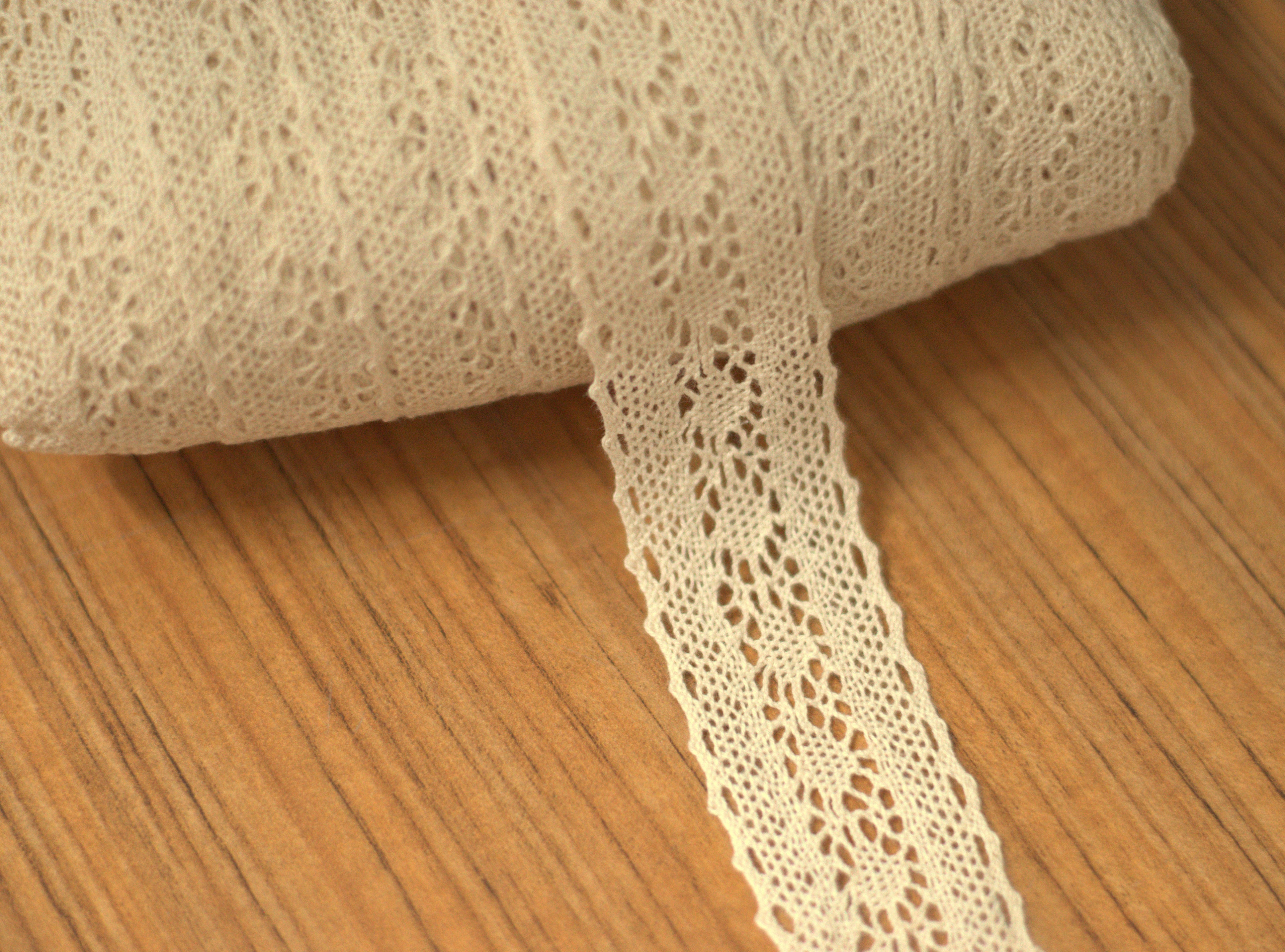 White / Beige Floral Lace Trim - 3cm Width - 10M / 20M Roll